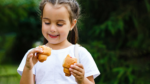bimba con merendina in mano